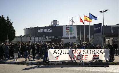 Trabajadores de Airbus protestan frente a la sede de la compañía en Getafe (Madrid).