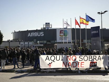 Trabajadores de Airbus protestan frente a la sede de la compañía en Getafe (Madrid).