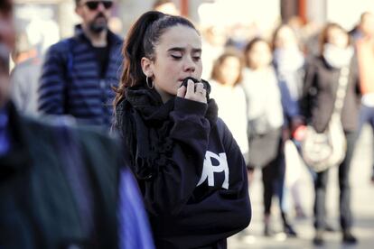Una joven se suma a la concentración que ha tenido lugar en la madrileña Puerta del Sol.