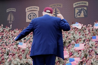 Trump arenga a las tropas este martes en Fort Bragg. 