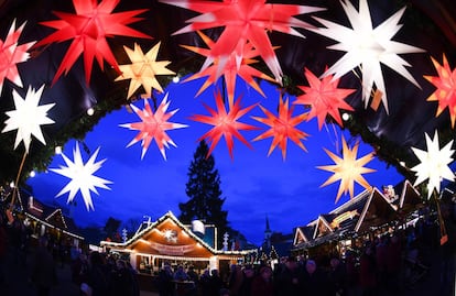 Estrellas iluminadas decoran el mercado navideño en Erfurt (Alemania), el 28 de noviembre de 2017.