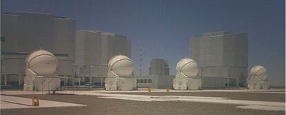 Los cuatro telescopios auxiliares y los cuatro gigantes forman el conjunto VLT en Cerro Paranal (Chile).