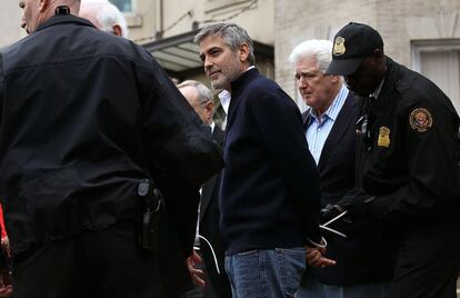 Clooney es arrestado frente a la embajada de Sudán en Washington mientras participa en la protesta contra el genocidio en Darfur.