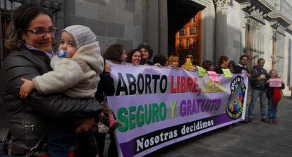 Un grupo de mujeres frente al Obispado de Tenerife.