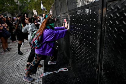 Un grupo de mujeres se enfrentó a la policía en las afueras de la Casa Rosada en Buenos Aires, Argentina. 