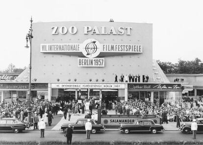Capacidad: 1.650 asientos en 7 pantallas. El Zoo Palast vuelve a ser en 2014 una de las sedes oficiales del festival, ya que entre 2010 y 2013 estuvo cerrado debido a una reconstrucción completa del cine. Inaugurado en 1957, fue la primera sede oficial de la Berlinale, y acogió la gala de apertura y la ceremonia de entrega de premios hasta 1999, cuando se inauguró el hogar actual del festival, el Berlinale Palast. Pero la historia de esta emblemática sala se remonta más allá en el tiempo. La construcción del actual Zoo Palast vino a sustituir el vacío dejado por el antiguo Palast am Zoo, destruido durante la II Guerra Mundial. Esta sala era propiedad de la <i>major</i> Ufa y se abrió en 1919. Durante sus primeros diez años fue el cine más grande de Alemania. Algunos de los filmes más importantes del cine alemán se estrenaron aquí: si <i>Metrópolis</i>, de Fritz Lang, se mostró al público por primera vez en estas pantallas en 1927, con los nazis las constumbres no cambiaron demasiado. En 1935, <i>El triunfo de la voluntad</i>, de Leni Riefenstahl se estrenó en un Palast am Zoo jalonado por grandes esvásticas. Foto realizada en 1957.