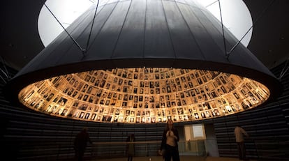 Las fotografías y los nombres de víctimas del Holocausto, en el Yad Vashem memorial de Jerusalén.