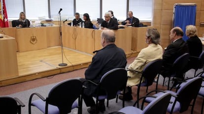 Rafael Chacón, fabricante de Bio-Bac, junto con los otros tres imputados, durante el juicio.