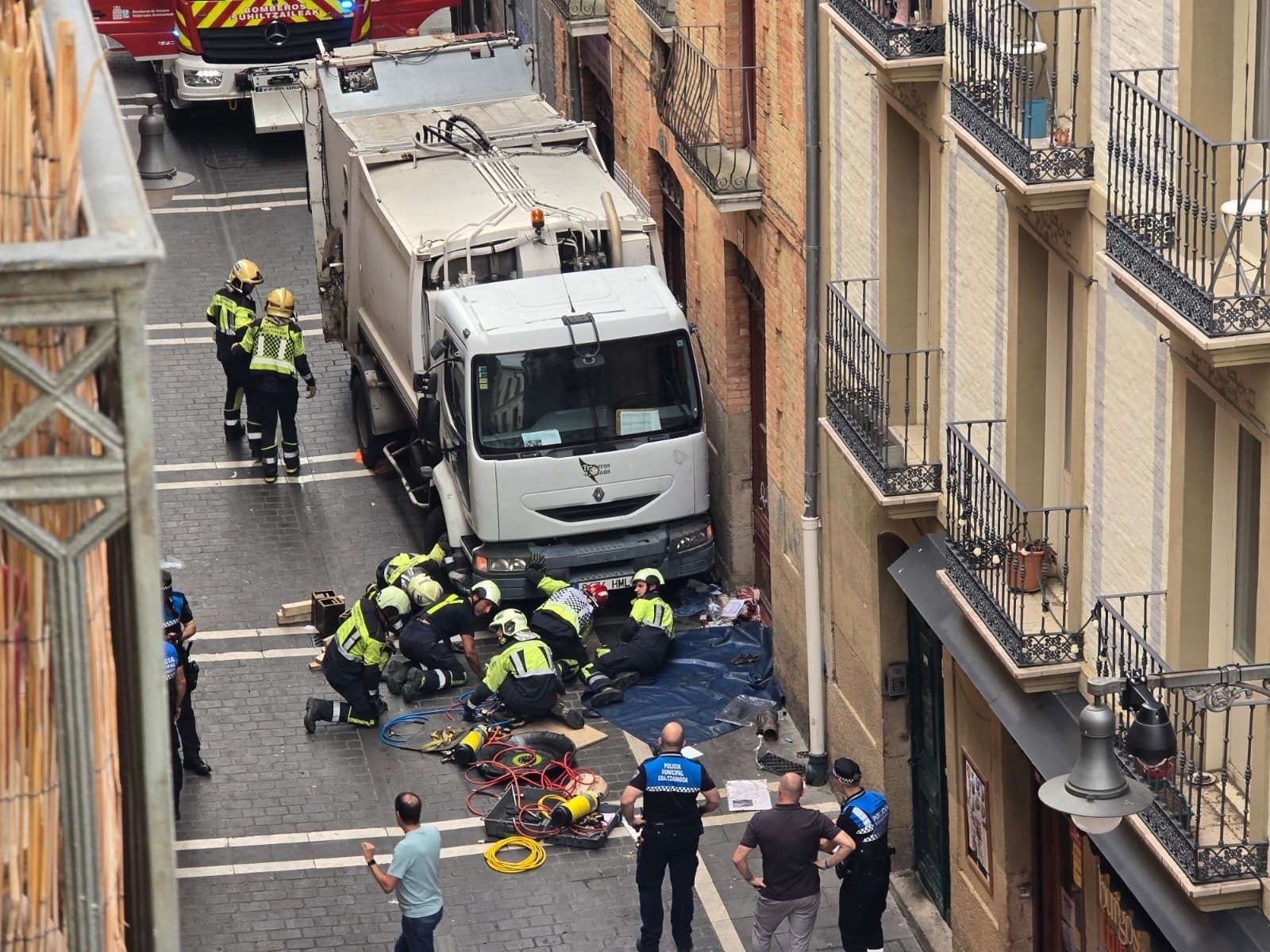 Un muerto y dos heridos atropellados por un camión de basura en Pamplona