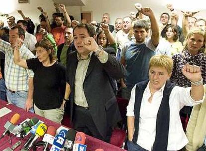 Miembros de Batasuna cantan el himno al soldado vasco tras una rueda de prensa