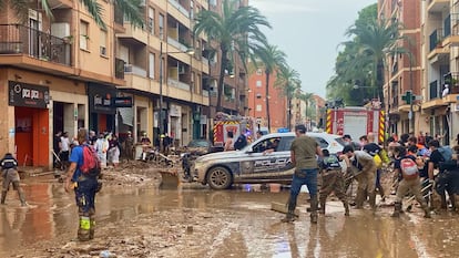 Voluntarios limpian las calles tras la dana del 29 de octubre en una fotografía del documental 'Voluntarios: La riada silenciosa'.