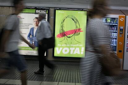 Campaña publicitaria a favor del referéndum en una estación de tren de Barcelona