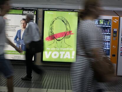 Campa&ntilde;a publicitaria a favor del refer&eacute;ndum en una estaci&oacute;n de tren de Barcelona