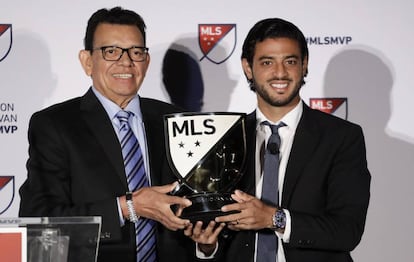 El beisbolista Fernando Valenzuela otorga el MVP a Carlos Vela, este lunes en Los Ángeles.