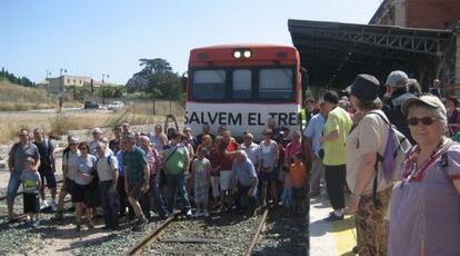 Participantes en el viaje turístico para defender la línea, ante el tren que cubre el trayecto por Xàtiva a Alcoi.