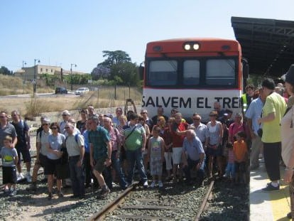 Participantes en el viaje tur&iacute;stico para defender la l&iacute;nea, ante el tren que cubre el trayecto por X&agrave;tiva a Alcoi.