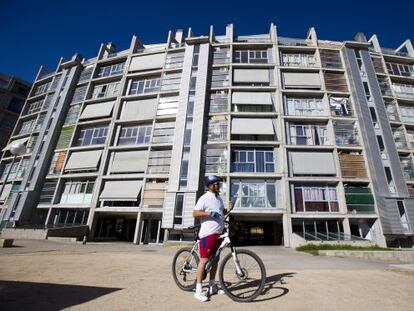Bloque de viviendas sociales en Carabanchel, que perteneció al Ayuntamiento de Madrid. / SAMUEL SÁNCHEZ