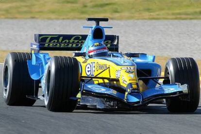 Fernando Alonso rueda ayer, en el circuito valenciano de Cheste, con su nuevo coche, el R-25, para el Campeonato del Mundo de fórmula 1.