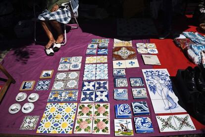 Azulejos puestos a la venta en la "Feria da Ladrada". Lisboa, Portugal.