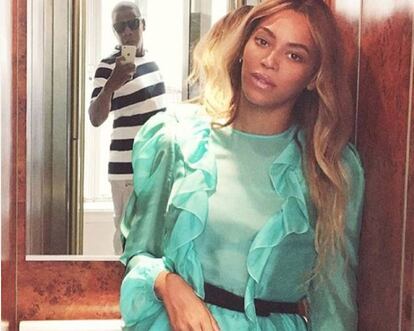 Aunque esté publicado en la cuenta de la cantante, la foto realmente la toma Jay Z (Nueva York, 47 años) y lo hace, como tantos otros mortales, aprovechando el espejo de un ascensor. Es tan absolutamente terrenal, y Beyoncé aparece en esa típica pose de deja-ya-de-hacerme-fotos-por-favor, que se ha ganado un puesto en este ranking.