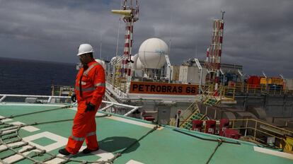 Trabalhador em uma planta da Petrobras.