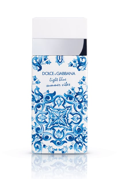 Light Blue, de Dolce & Gabbana, tiene 22 añitos y es ya un clásico de la perfumería que este verano vuelve a renovarse con un frasco de edición limitada. La bergamota de Calabria con la que se abre esta actualización es una de las primeras notas que vienen a la cabeza al pensar en fragancias ‘limpias’.