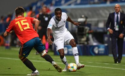 El francés Ballo Touré encara a Martín Aguirregabiria.