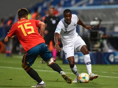 El francés Ballo Touré encara a Martín Aguirregabiria.