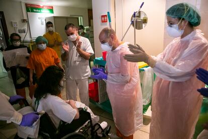 Sanitarios y enfermos del hospital Gregorio Marañón durante la crisis del coronavirus.