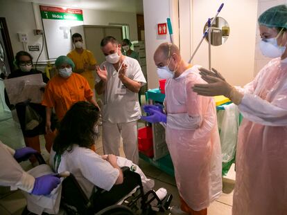 Sanitarios y enfermos del hospital Gregorio Marañón durante la crisis del coronavirus.