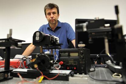 El f&iacute;sico Pablo Artal, en el Laboratorio de &Oacute;ptica de Murcia.