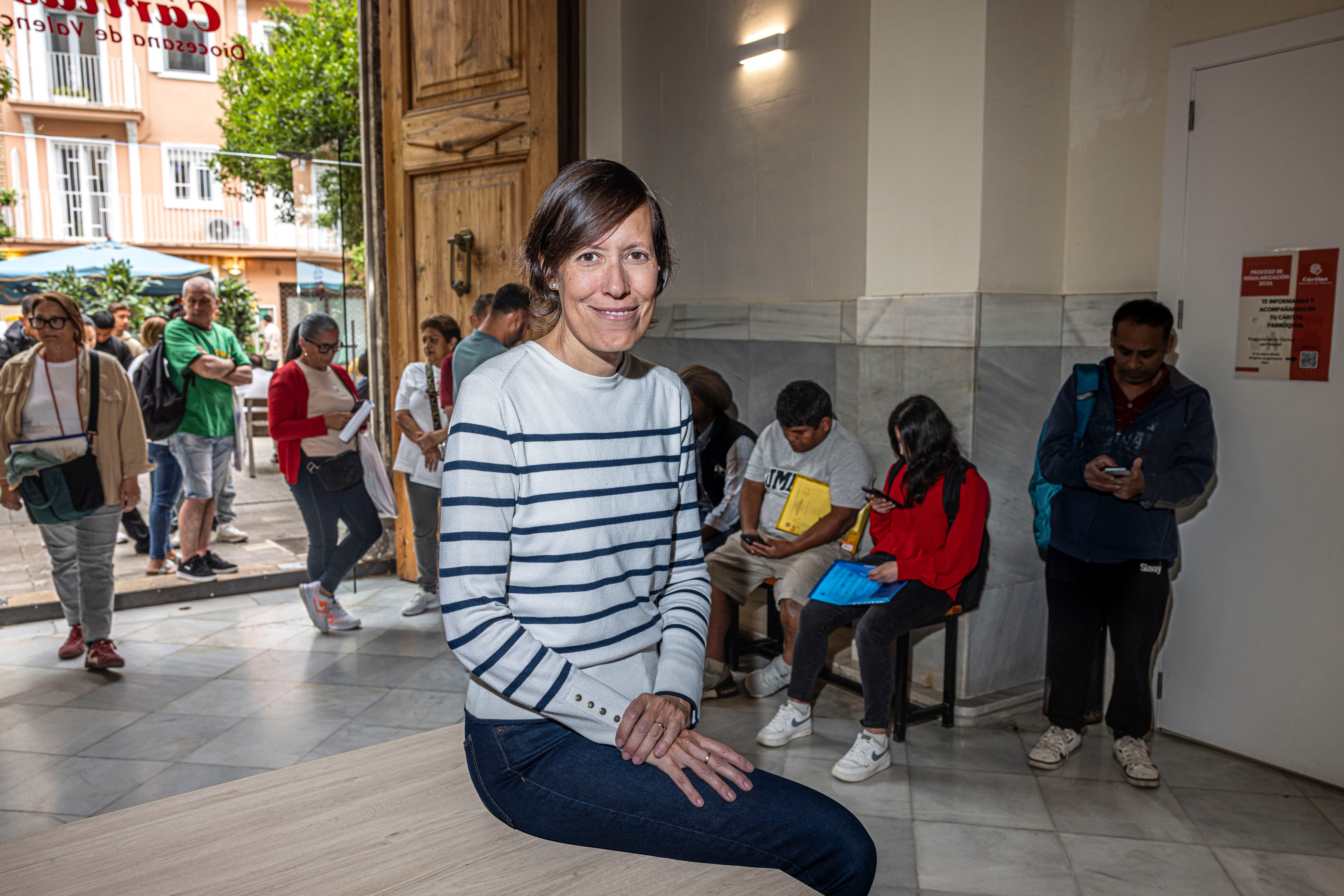 Aurora Aranda,  directora de Cáritas València, en el vestíbulo de la enrtidad en Valencia.