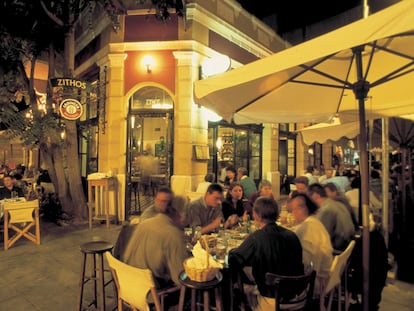 Terrazas de restaurantes en el barrio judío de Salónica.