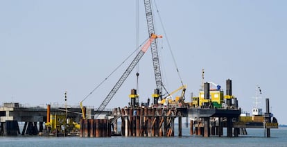 Una obra de construcción de una terminal flotante de gas natural licuado (GNL) prevista en el puerto de Wilhelmshaven, Alemania.