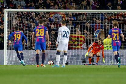 Ferrán Torres engaña a Meret en el gol del empate, este jueves en el Camp Nou.