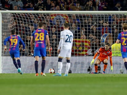 Ferrán Torres engaña a Meret en el gol del empate, este jueves en el Camp Nou.