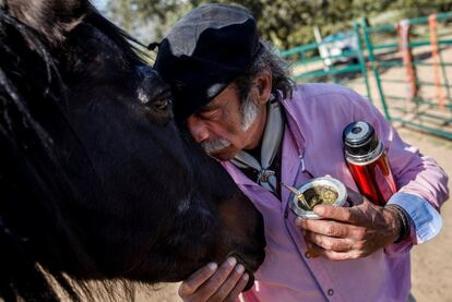 En las montañas de Guadalix, a las afueras de Madrid, el susurrador de caballos argentino Fernando Noailles utiliza sus animales para ayudar a las personas que sufren de estrés y ansiedad. En la foto, Noalles besa a su caballo llamado Madrid.