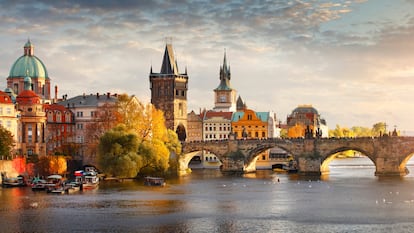 Panoramiczny widok na most Carlos w Pradze (Czechy).