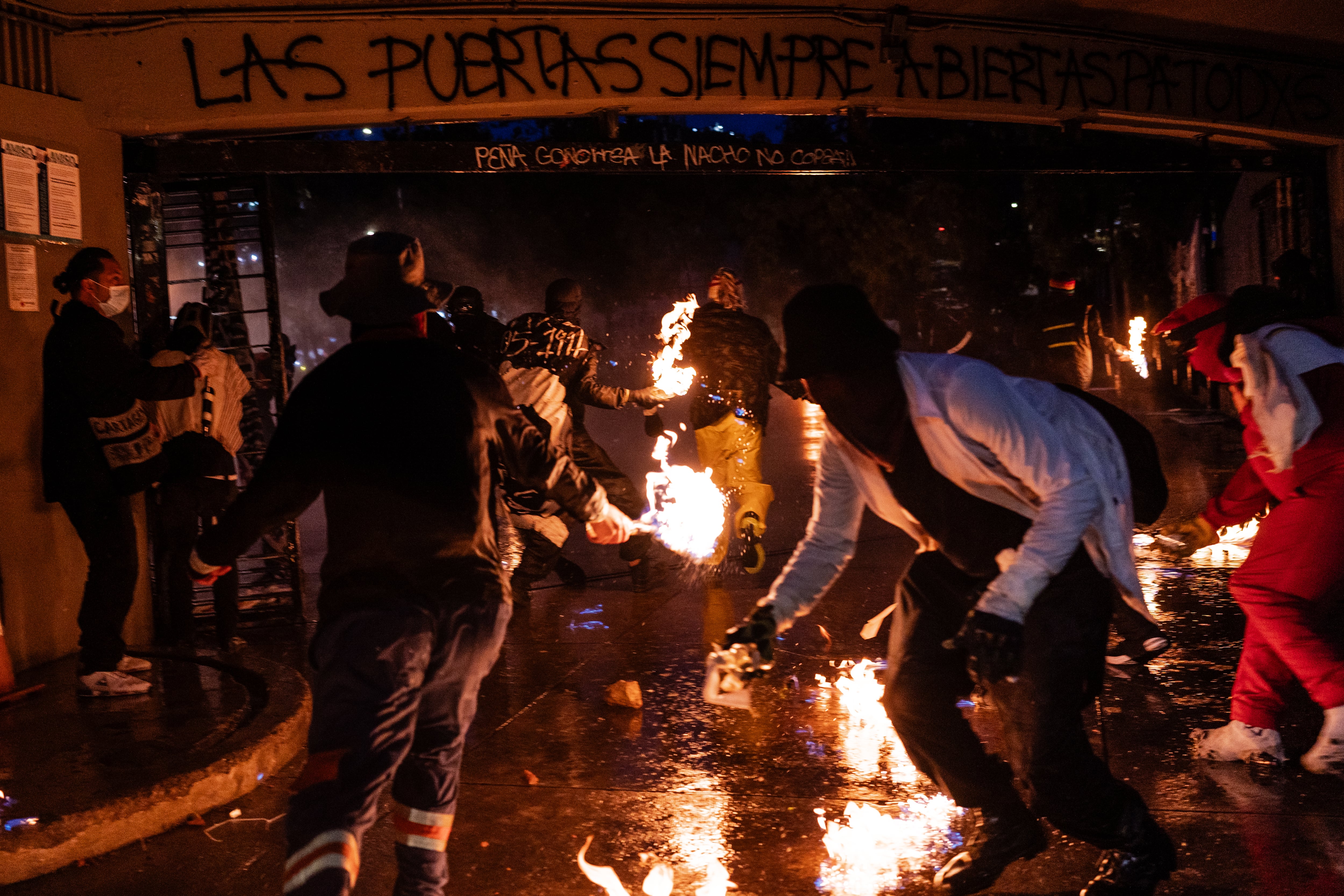 Estudiantes protestan en conmemoración los 40 años del '16 de Mayo de 1984', en la Universidad Nacional, en Bogotá, el 16 de mayo de 2024.