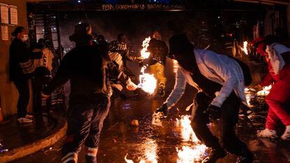 Estudiantes protestan en conmemoración este jueves los 40 años desde los sucesos del 16 de mayo de 1984, en la Universidad Nacional, en Bogotá.
