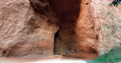 Caverna artificial en las antiguas minas romanas de oro en Las Médulas.