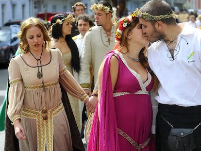 Parejas celebran su boda por el rito celta en Cedeira.