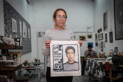 La activista hondureña Ana Enamorado sostiene una bolsa con la cara de su hijo Óscar, desaparecido en 2010, este sábado en la cafetería "La Resistencia" de Ciudad de México.