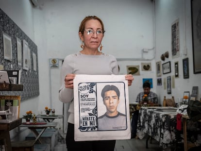 La activista hondureña Ana Enamorado sostiene una bolsa con la cara de su hijo Óscar, desaparecido en 2010, este sábado en la cafetería "La Resistencia" de Ciudad de México.