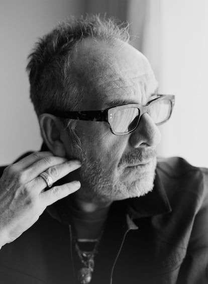 El cantante Elvis Costello cree en el rock, pero le resta importancia. 