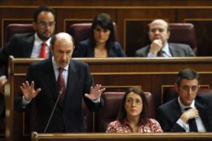 El secretario general del PSOE, Alfredo Pérez Rubalcaba (i), durante su intervención en la sesión de control al Ejecutivo. A su lado, la portavoz socialista, Soraya Rodríguez y el diputado Eduardo Madina.