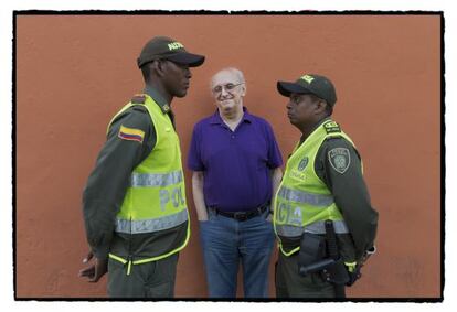 El escritor griego P&eacute;tros Markaris, fotografiado por Daniel Mordzinski, en Cartagena de Indias (Colombia).