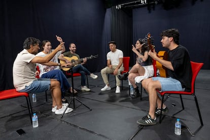 De izquierda a derecha: Arcángel, Rocío Luna, Francis Gómez, Andrés Armero, Ángeles Toledano y Benito Bernal, durante el ensayo de la obra 'Cantando las 40', el pasado lunes en Sevilla.