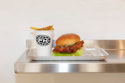 Hamburguesa japonesa de pollo y patatas de la Fry House.