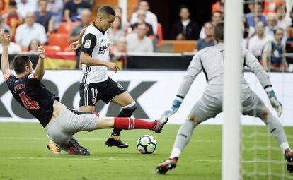 Rodrigo controla el balón ante Laporte.